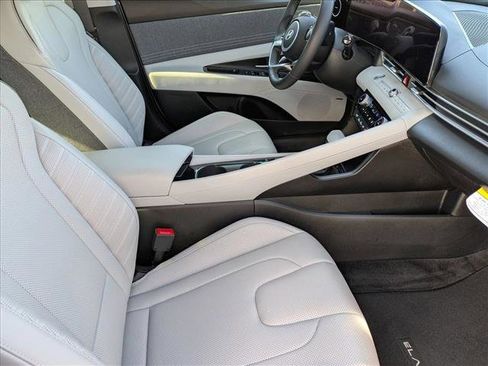 Certified 2025 Hyundai Elantra Limited image 18