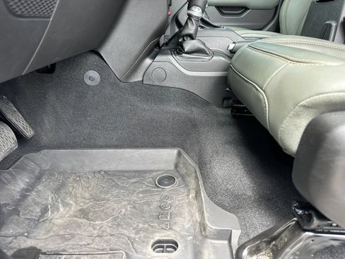 Used 2025 Jeep Gladiator Mojave AWD/4WD image 30