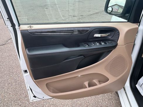 Used 2016 Dodge Grand Caravan SXT FWD image 14