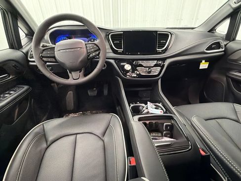 New 2027 Chrysler Pacifica Limited FWD image 13