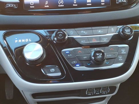 Used 2023 Chrysler Pacifica Touring-L image 12