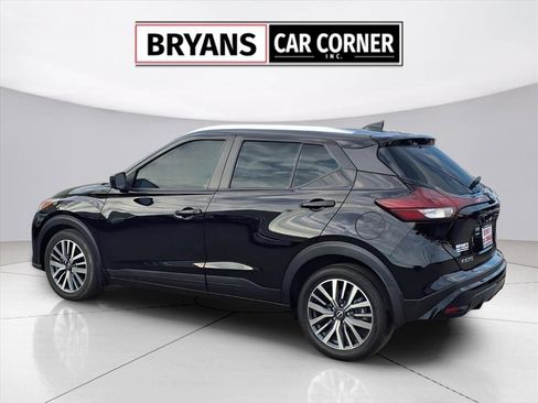 Used 2023 Nissan Kicks SV image 3