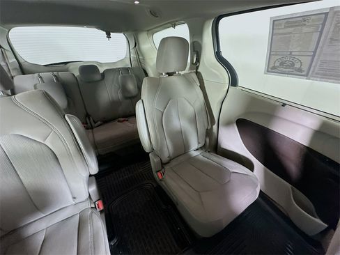 Used 2020 Chrysler Pacifica Touring image 14