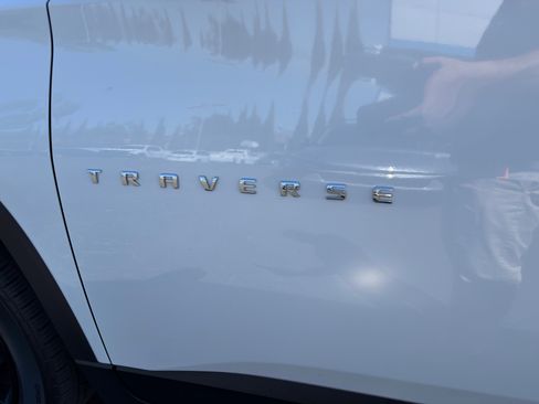 Used 2023 Chevrolet Traverse LT image 40