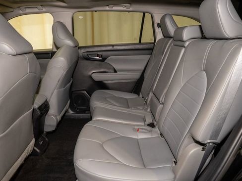 Certified 2023 Toyota Highlander XLE image 8