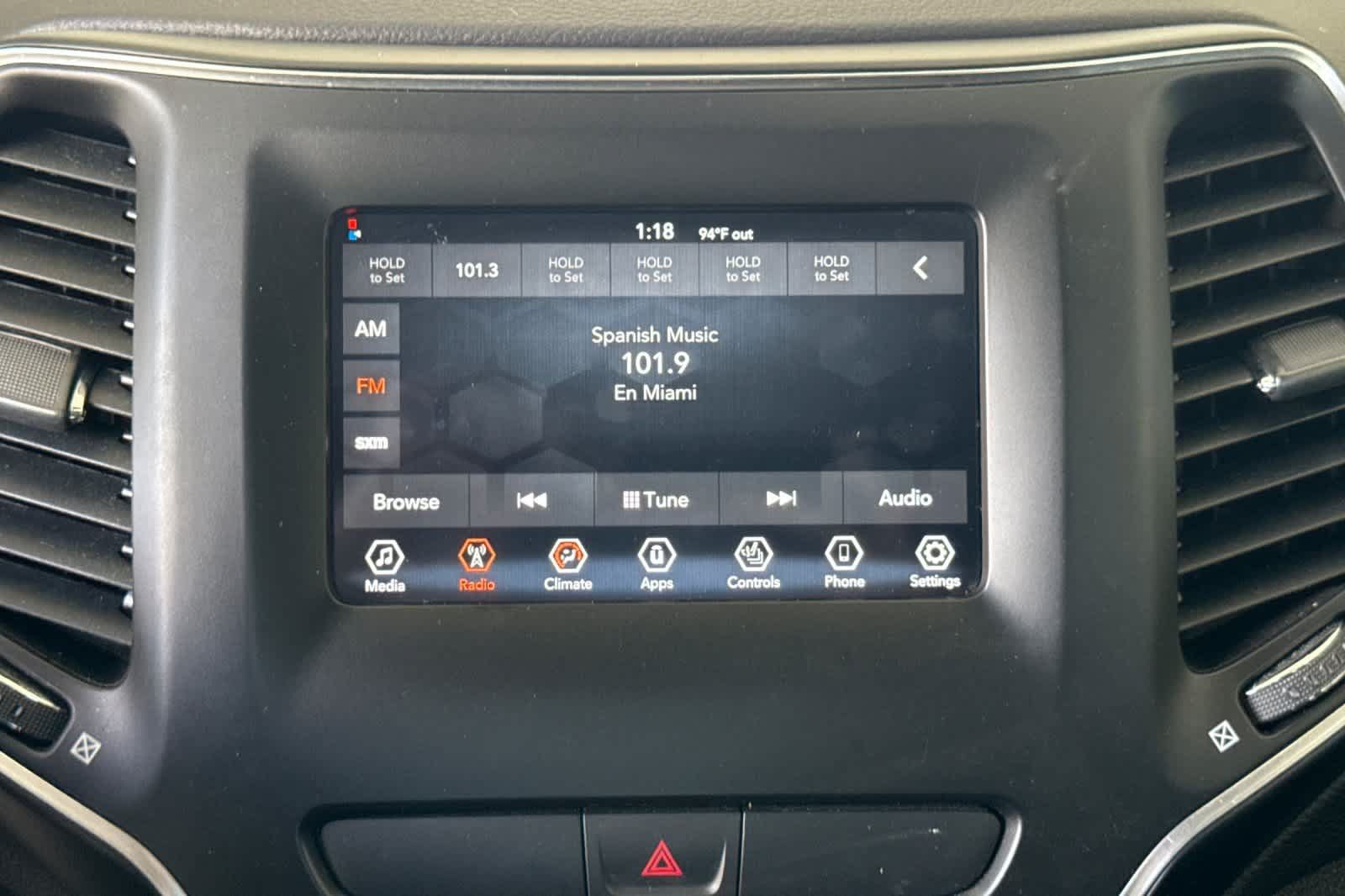 Used 2019 Jeep Cherokee Latitude Plus w/ Cold Weather Group AWD/4WD image 20