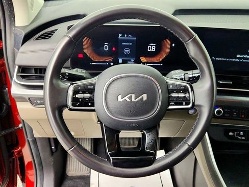 Used 2025 Kia Carnival FWD image 12
