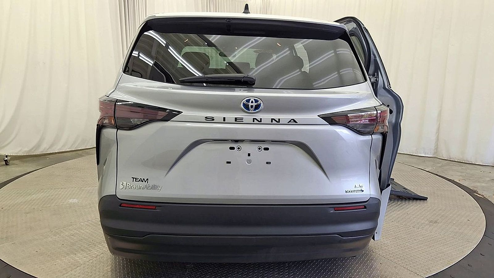 Used 2024 Toyota Sienna LE FWD image 2
