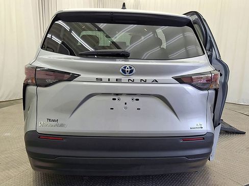 Used 2024 Toyota Sienna LE FWD image 2