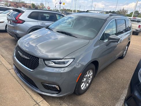 Used 2022 Chrysler Pacifica Touring-L image 1