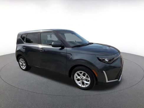 Used 2025 Kia Soul LX w/ LX Technology Package FWD image 2
