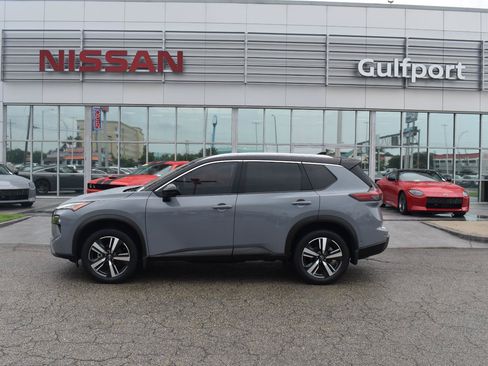 Used 2025 Nissan Rogue SL FWD image 3