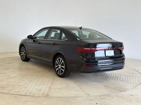 Used 2025 Volkswagen Jetta SE FWD image 3