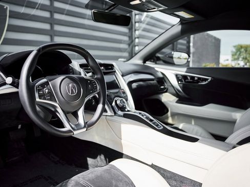 Used 2017 Acura NSX image 2