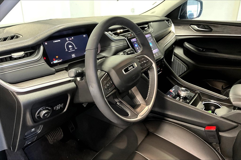 New 2024 Jeep Grand Cherokee Limited w/ Black Appearance Package AWD/4WD image 9