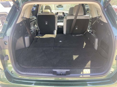 Used 2025 Toyota Highlander XLE image 9