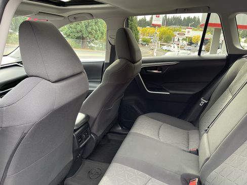 Used 2021 Toyota RAV4 XLE w/ Convenience Package AWD/4WD image 13