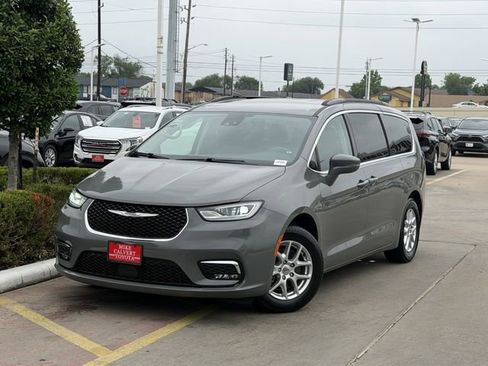 Used 2022 Chrysler Pacifica Touring-L FWD image 2