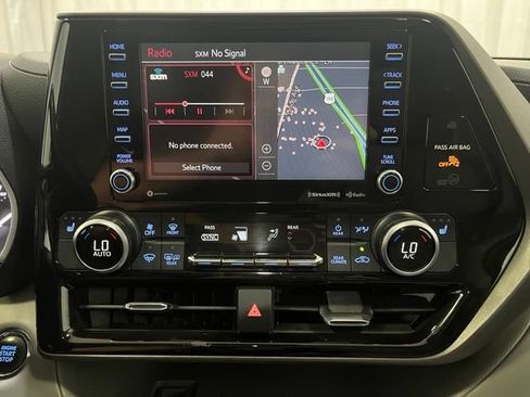 Used 2022 Toyota Highlander XLE AWD/4WD image 20