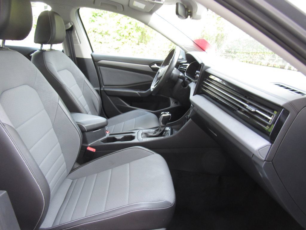 Used 2025 Volkswagen Jetta SE FWD image 18