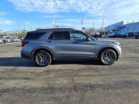 Used 2025 Ford Explorer ST-Line w/ ST-Line Street Pack image 14