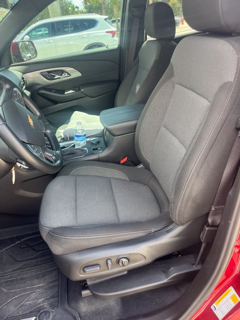 Used 2023 Chevrolet Traverse LT FWD image 3