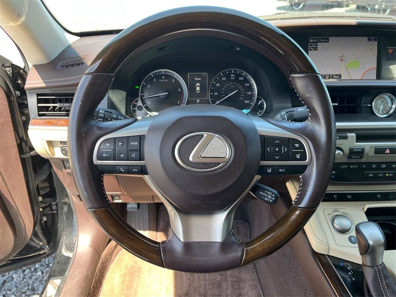 Used 2016 Lexus ES 350 w/ Luxury Package w/Wood Trim FWD image 17
