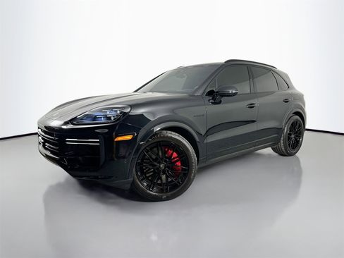Certified 2025 Porsche Cayenne Turbo image 1
