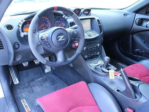 Used 2020 Nissan 370Z NISMO image 11