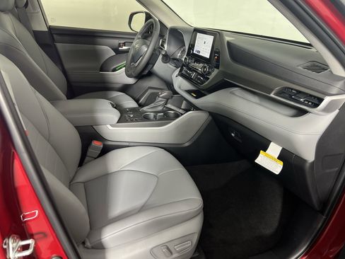 Used 2023 Toyota Highlander XLE FWD image 36