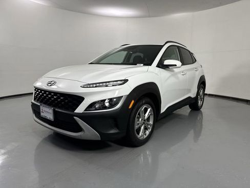 Used 2022 Hyundai Kona SEL FWD image 2