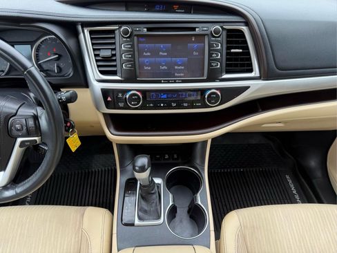 Used 2016 Toyota Highlander Plus AWD/4WD image 21