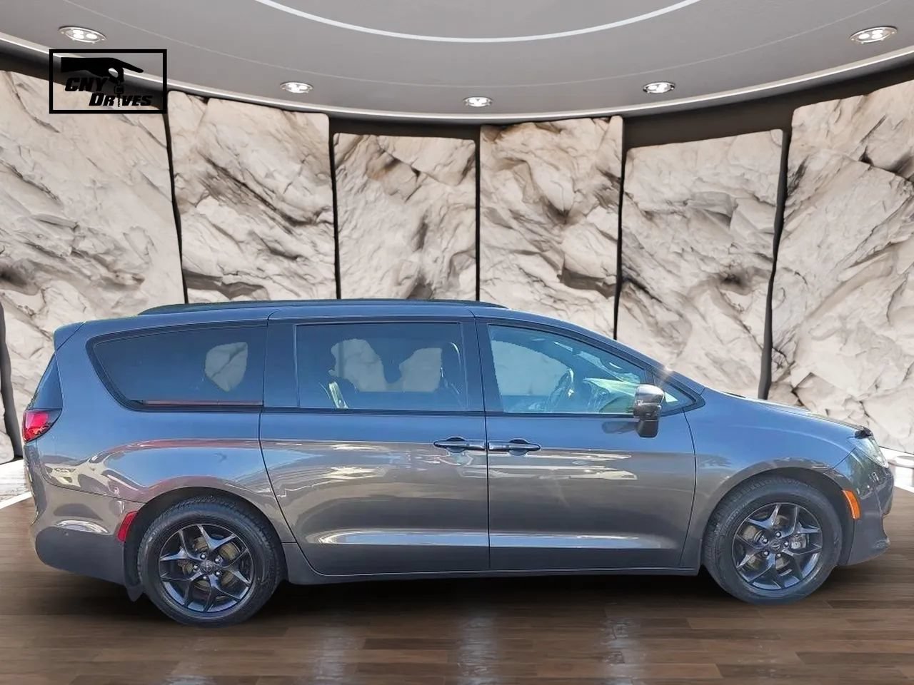 Used 2019 Chrysler Pacifica Limited w/ Advanced Safetytec Group FWD image 4