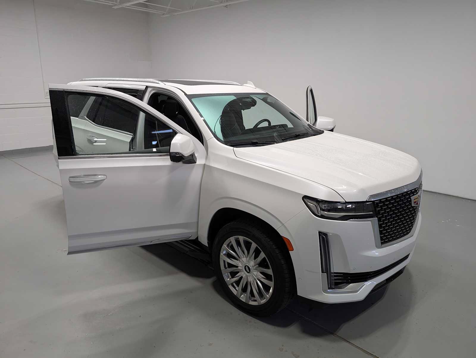 Used 2023 Cadillac Escalade Premium Luxury AWD/4WD image 17