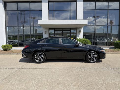 Certified 2025 Hyundai Elantra Limited FWD image 3