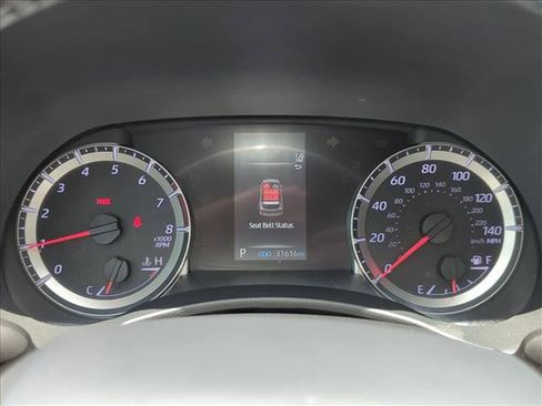 Used 2021 Toyota Highlander LE FWD image 11