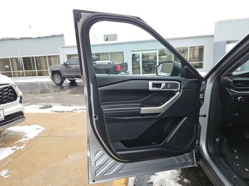 Used 2023 Ford Explorer XLT w/ Equipment Group 202A image 27
