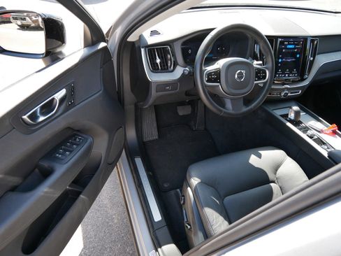 Certified 2025 Volvo XC60 B5 Plus AWD/4WD image 10