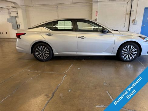 Used 2024 Nissan Altima 2.5 SV FWD image 3