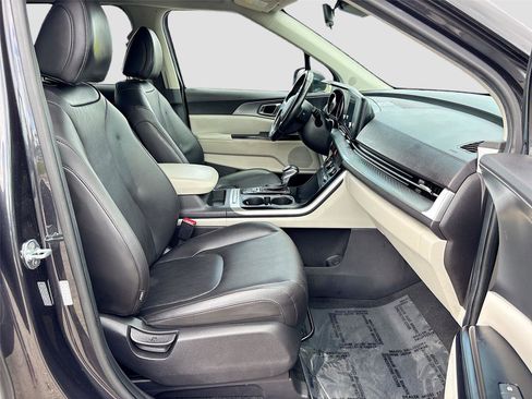 Used 2022 Kia Carnival LX FWD image 28