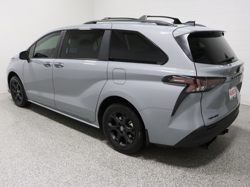 Used 2025 Toyota Sienna XLE Woodland Edition image 9