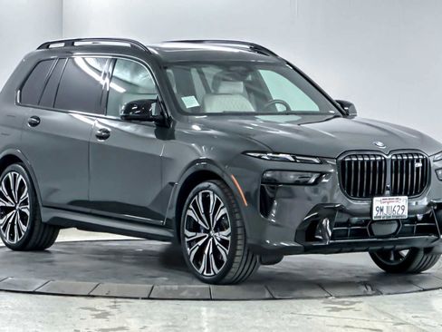 Used 2025 BMW X7 M60i image 9