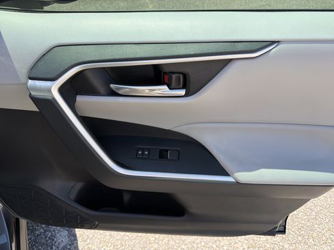 Used 2020 Toyota RAV4 XLE Premium FWD image 19