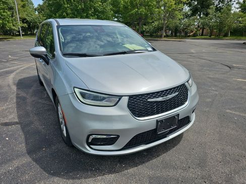 Used 2023 Chrysler Pacifica Touring-L FWD image 8