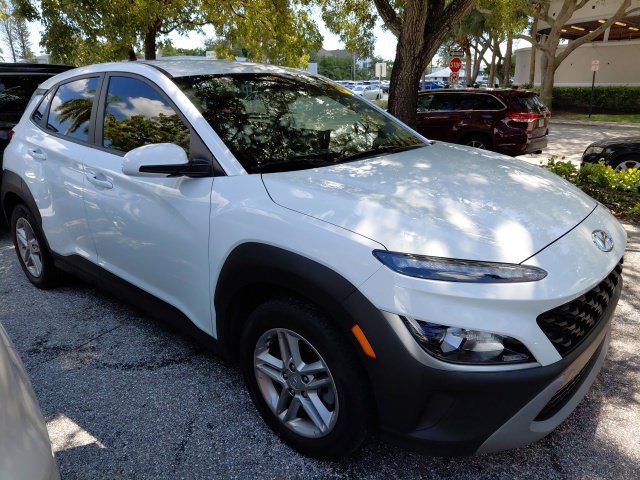 Certified 2022 Hyundai Kona SE FWD image 2