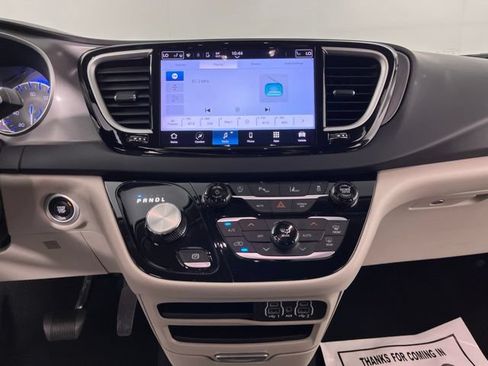 Used 2023 Chrysler Pacifica Touring-L FWD image 25