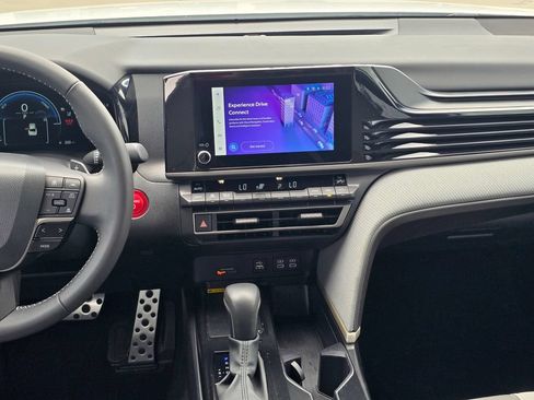 Used 2025 Toyota Camry SE w/ Convenience Package FWD image 18