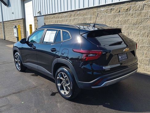 Used 2024 Chevrolet Trax LT w/ Sunroof Package FWD image 19
