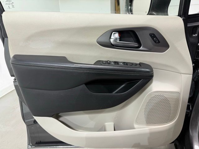 Used 2022 Chrysler Pacifica Touring-L FWD image 11