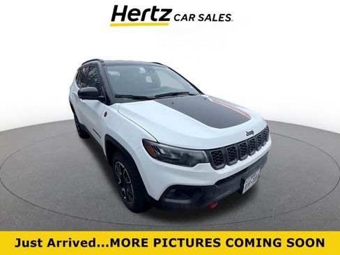 Used 2025 Jeep Compass Trailhawk image 1